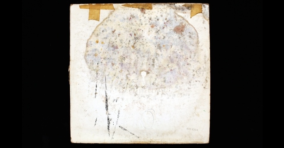 26.fev.2013 - Os que visitam o projeto de Chang serão convidados a examinar a coleção e ouvir os discos. O artista vai gravar em um arquivo digital cada álbum tocado durante o período em que o projeto ficar em cartaz e também documentar cada rótulo e capa dos discos - Rutherford Chang, cortesia de www.recessart.org