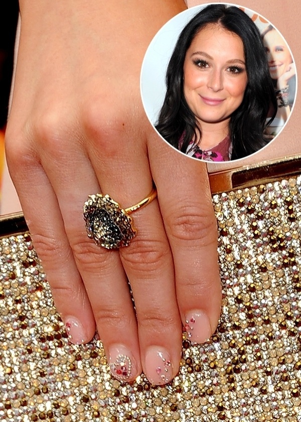 8.ago.2011 - A atriz e cantora Alexa Vega é fã de unhas decoradas delicadas, como este modelo com aplicações de cristais que usou na première do filme "30 Minutos ou Menos" - Getty Images/Montagem UOL