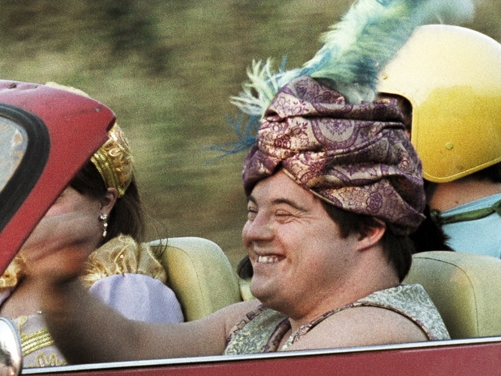 Cena do filme brasileiro "Colegas", dirigido por Marcelo Galvão. Vencedor do Festival de Cinema de Gramado em 2012, o longa mostra uma aventura de três jovens portadores da síndrome de Down, que resolvem imitar as personagens do filme "Thelma e Louise" e saem em busca de sonhos dentro do carro de um jardineiro. O elenco conta com Lima Duarte, Leonardo Miggiorin e Juliana Didone - Divulgação / Europa Filmes