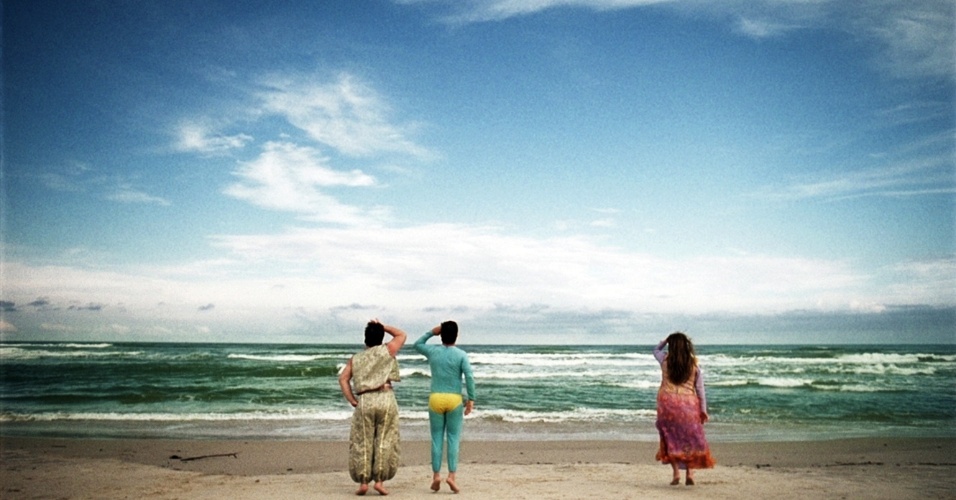 Cena do filme brasileiro "Colegas", dirigido por Marcelo Galvão. Vencedor do Festival de Cinema de Gramado em 2012, o longa mostra uma aventura de três jovens portadores da síndrome de Down, que resolvem imitar as personagens do filme "Thelma e Louise" e saem em busca de sonhos dentro do carro de um jardineiro. O elenco conta com Lima Duarte, Leonardo Miggiorin e Juliana Didone - Divulgação / Europa Filmes