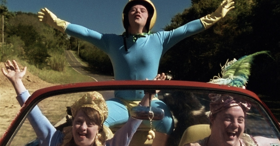 Cena do filme brasileiro "Colegas", dirigido por Marcelo Galvão. Vencedor do Festival de Cinema de Gramado em 2012, o longa mostra uma aventura de três jovens portadores da síndrome de Down, que resolvem imitar as personagens do filme "Thelma e Louise" e saem em busca de sonhos dentro do carro de um jardineiro. O elenco conta com Lima Duarte, Leonardo Miggiorin e Juliana Didone - Divulgação / Europa Filmes