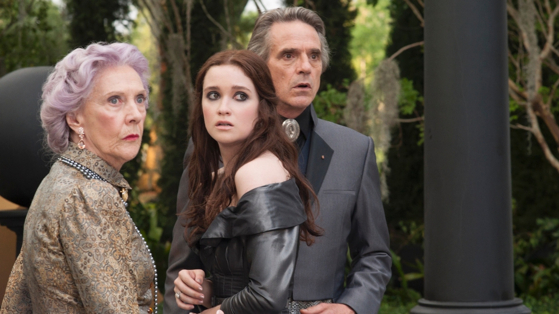 Cena do filme "Dezesseis Luas", de Richard LaGravenese. Na trama, o jovem Ethan deseja deixar sua cidade natal, mas desvenda segredos sobre o lugar e sobre o seu passado ao entrar em contato com uma garota misteriosa chamada Lena. O elenco conta com Jeremy Irons, Emma Thompson e Alden Ehrenreich - Divulgação / Paris Filmes