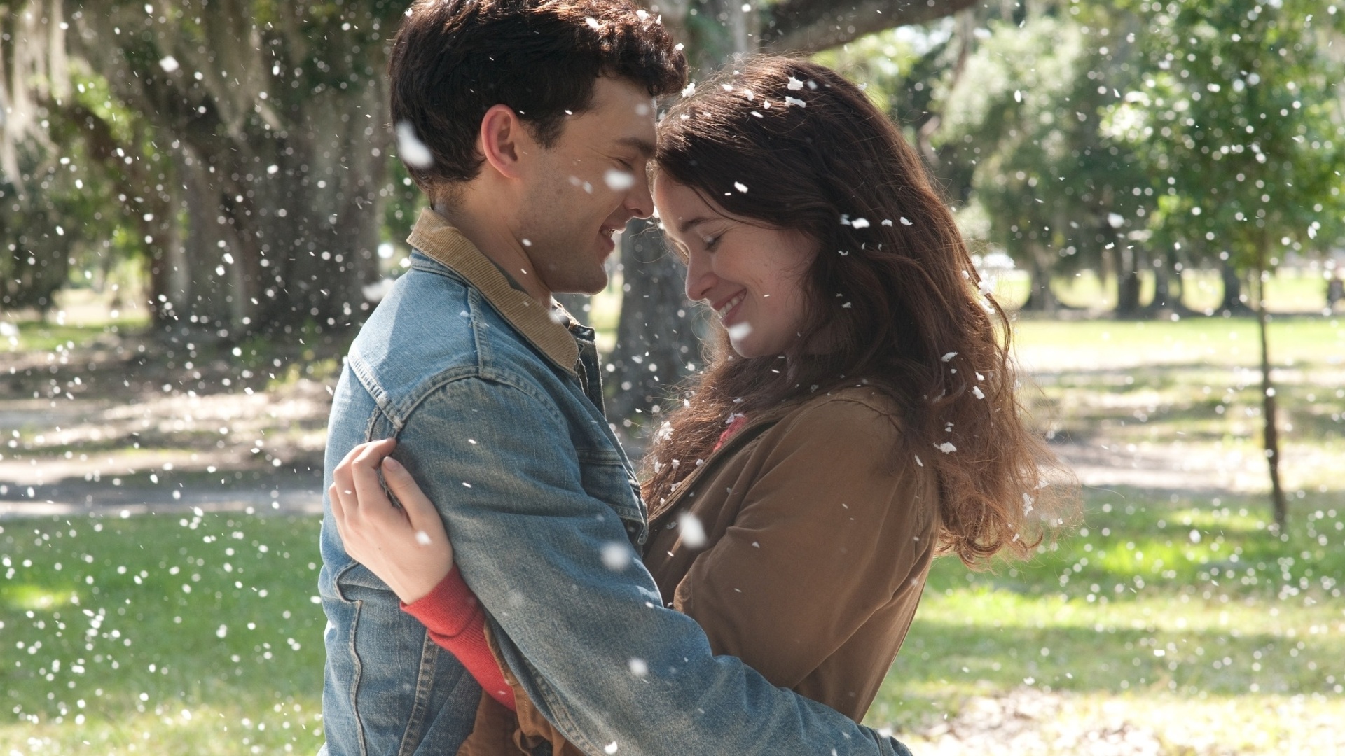 Cena do filme "Dezesseis Luas", de Richard LaGravenese. Na trama, o jovem Ethan deseja deixar sua cidade natal, mas desvenda segredos sobre o lugar e sobre o seu passado ao entrar em contato com uma garota misteriosa chamada Lena. O elenco conta com Jeremy Irons, Emma Thompson e Alden Ehrenreich - Divulgação / Paris Filmes