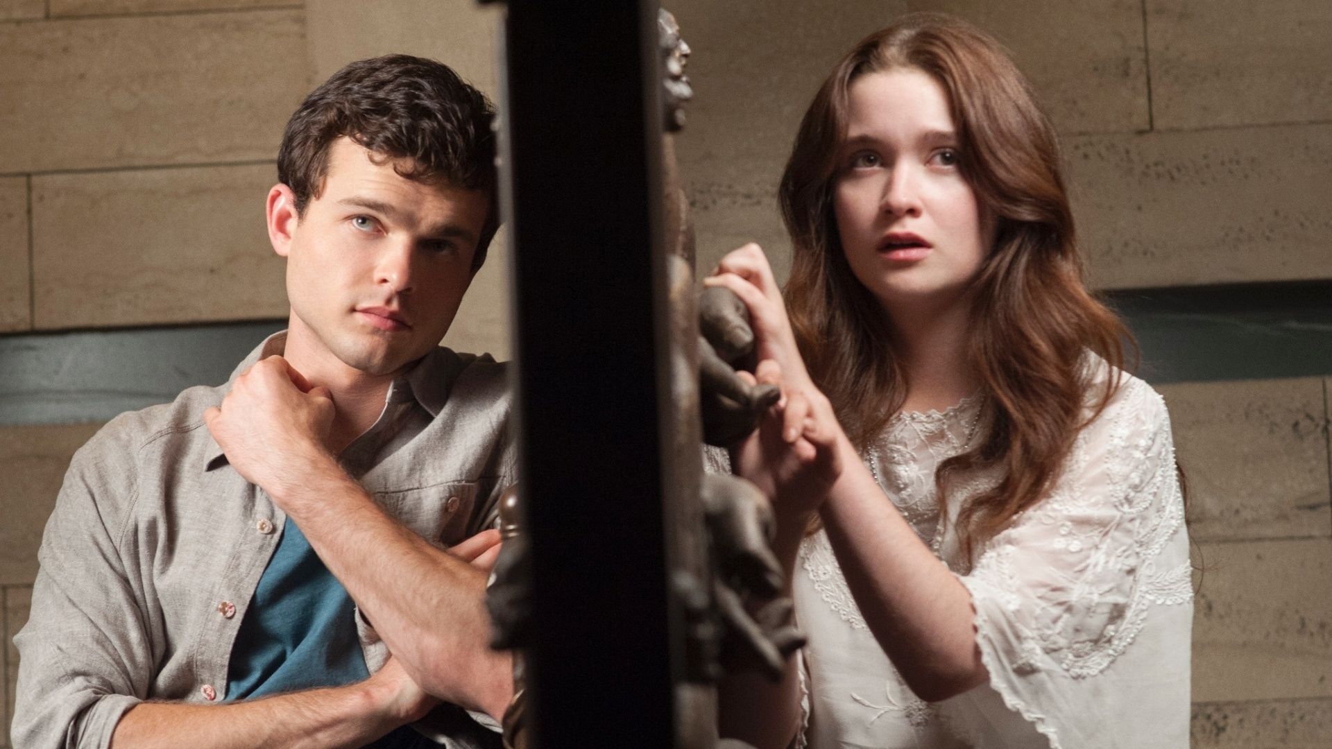 Cena do filme "Dezesseis Luas", de Richard LaGravenese. Na trama, o jovem Ethan deseja deixar sua cidade natal, mas desvenda segredos sobre o lugar e sobre o seu passado ao entrar em contato com uma garota misteriosa chamada Lena. O elenco conta com Jeremy Irons, Emma Thompson e Alden Ehrenreich - Divulgação / Paris Filmes