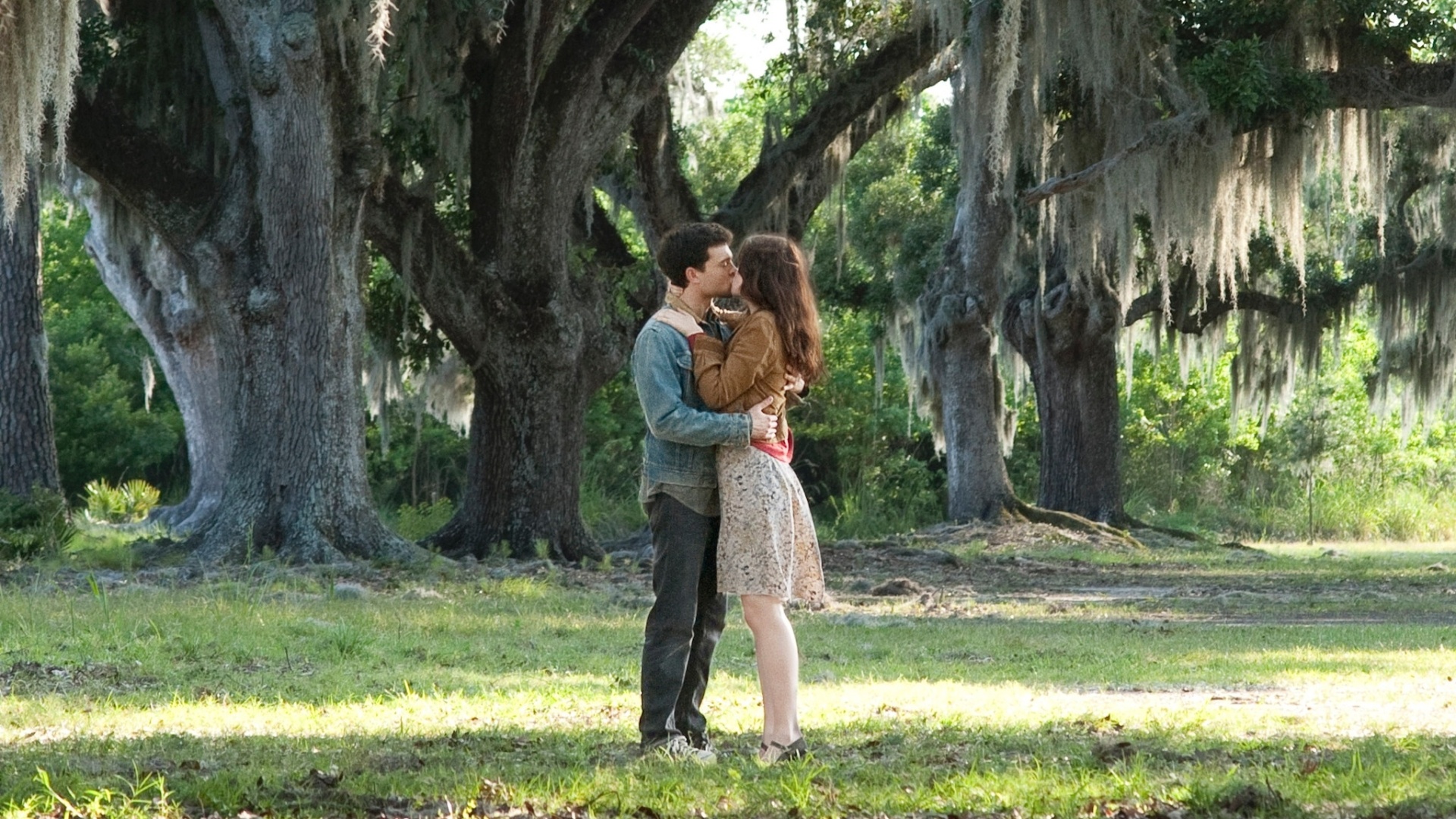 Cena do filme "Dezesseis Luas", de Richard LaGravenese. Na trama, o jovem Ethan deseja deixar sua cidade natal, mas desvenda segredos sobre o lugar e sobre o seu passado ao entrar em contato com uma garota misteriosa chamada Lena. O elenco conta com Jeremy Irons, Emma Thompson e Alden Ehrenreich - Divulgação / Paris Filmes