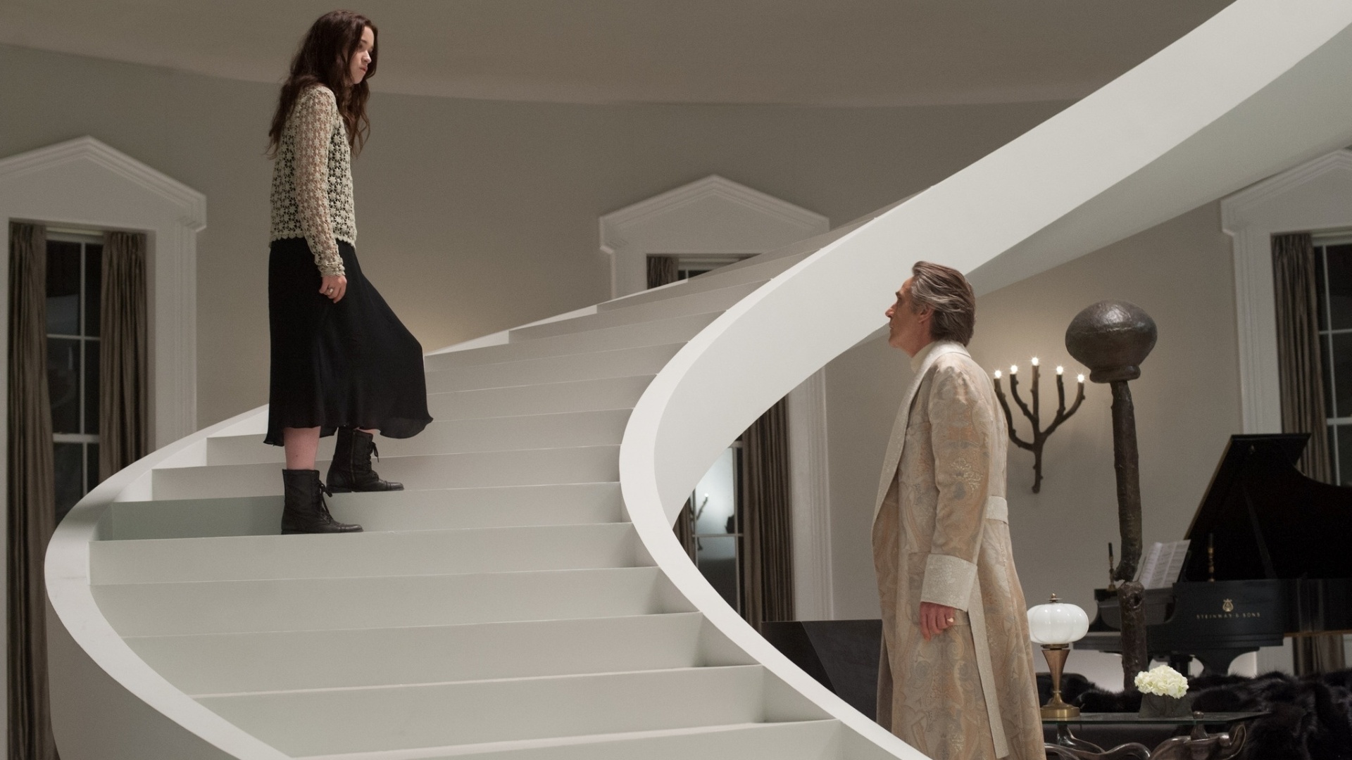 Cena do filme "Dezesseis Luas", de Richard LaGravenese. Na trama, o jovem Ethan deseja deixar sua cidade natal, mas desvenda segredos sobre o lugar e sobre o seu passado ao entrar em contato com uma garota misteriosa chamada Lena. O elenco conta com Jeremy Irons, Emma Thompson e Alden Ehrenreich - Divulgação / Paris Filmes