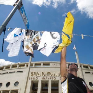 Ambulante acredita que venda será impulsionada em meio a milhares de torcedores concentrados na entrada do Pacaembu - Fernando Donasci/UOL