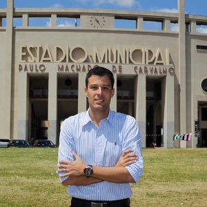 Associação de moradores do Pacaembu, do presidente Rodrigo Mauro (foto), questiona a ausência de sanitários para atender grande demanda de torcedores nos arredores do estádio. Moradores consultaram a PM e receberam a informação de que efetivo aumentará - Fernando Donasci/UOL