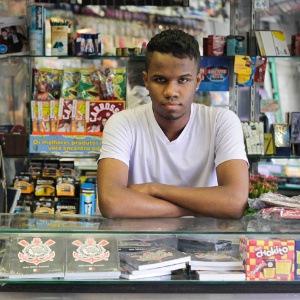 Felipe Henrique é funcionário da banca Pacaembu, que fica na praça Charles Miller. Devido à perspectiva de milhares de torcedores na praça, a PM orientou o fechamenfo da banca 4 horas antes do jogo para evitar eventuais danos, - Fernando Donasci/UOL