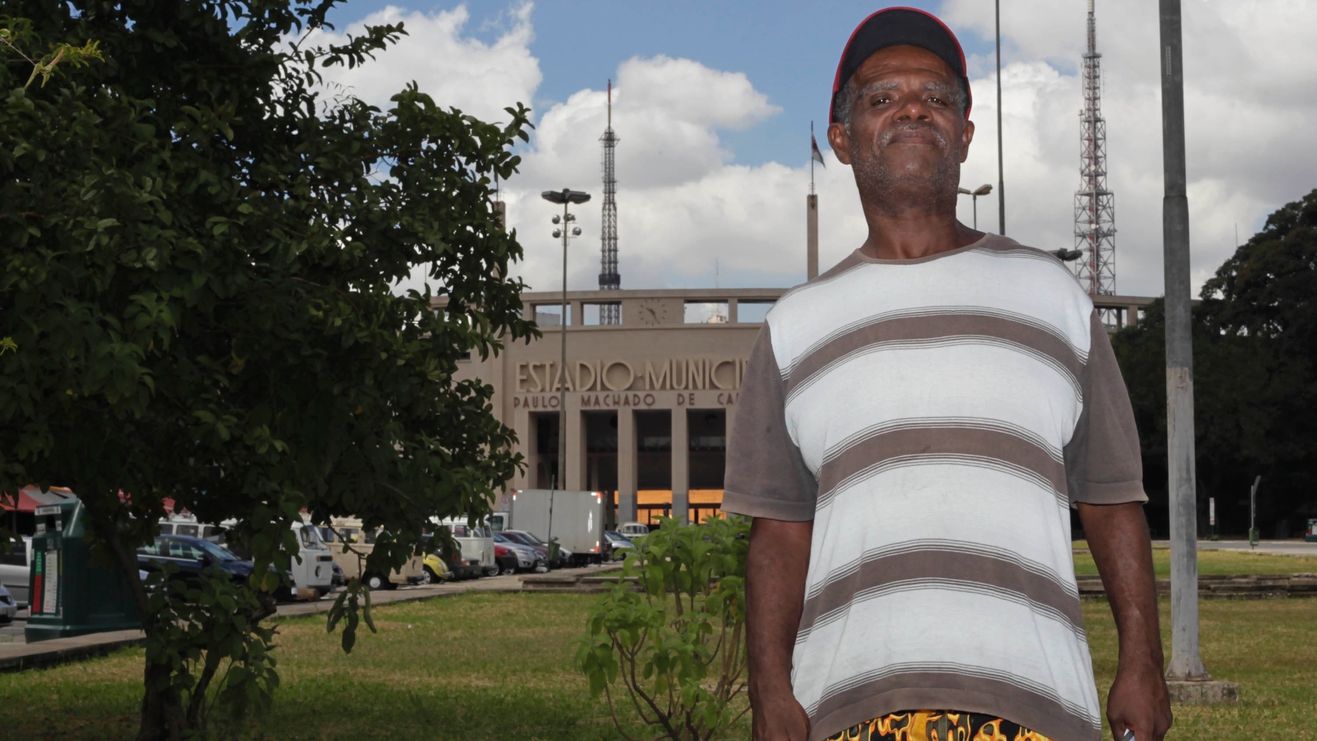 O vendedor de cartão de estacionamento, que admitiu ter trabalhado como flanelinha, diz que arrecada em média R$ 200 em grandes jogos. A prática é ilegal e pode dar prisão - Fernando Donasci/UOL