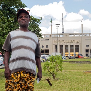 Flávio vende cartão de estacionamento no Pacaembu e admite ter atuado também como flanelinha. Ele acredita que terá ganho menor com a torcida concentrada na praça , e não dentro do Pacaembu - Fernando Donasci/UOL