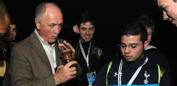 Felipão bebe chimarrão durante fórum sobre esportes em Portugal