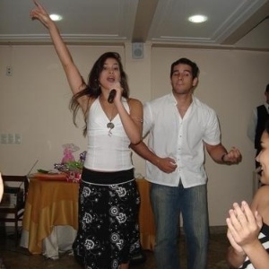 Kamilla canta com o ex-namorado, Victor, em festa de aniversário de sua mãe