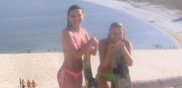 Kamilla e sua irmã, Karol, posam na praia em foto antiga