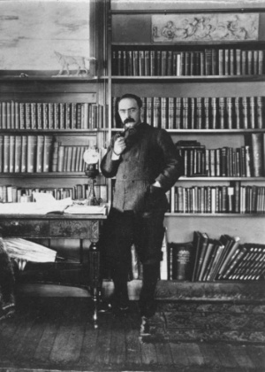 O escritor Rudyard Kipling na biblioteca de sua residência em Dummerston, Vermont (EUA) - AP