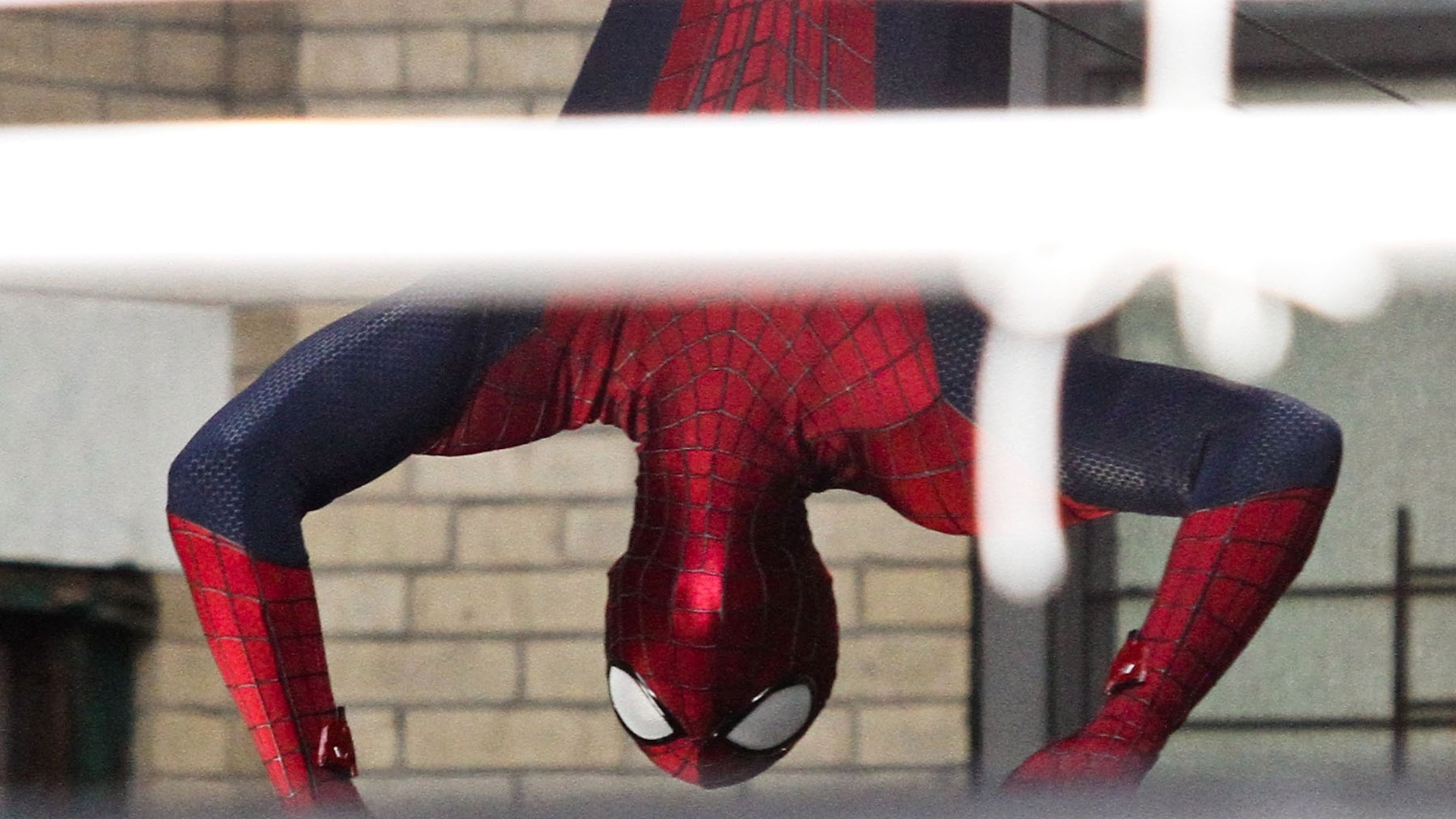 25.fev.2013 - O ator Andrew Garfield grava cenas de "O Espetacular Homem-Aranha 2" nas ruas de Nova York - Luis Jr. e Rodrigo Guerra / Grosby Group