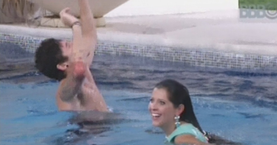 26.fev.2013 - Nasser e Andressa comemoram volta do gaúcho do paredão com banho de piscina