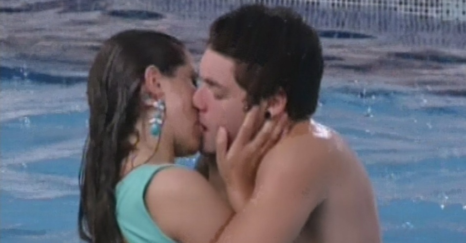 26.fev.2013 - Nasser e Andressa se beijam depois da volta do gaúcho do paredão com banho de piscina