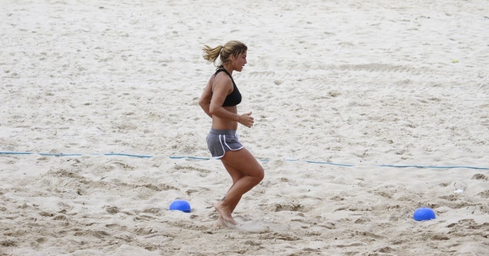 27.fev.2013 - A atriz Priscila Fantin corre durante treino aeróbico na praia da Barra, na zona oeste do Rio de Janeiro