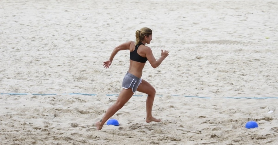 27.fev.2013 - A atriz Priscila Fantin corre durante treino aeróbico na praia da Barra, na zona oeste do Rio de Janeiro