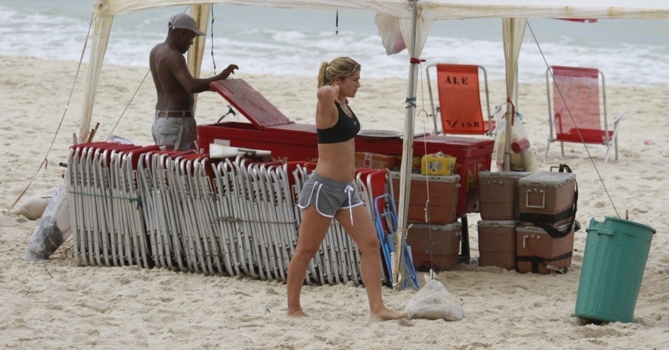 27.fev.2013 - A atriz Priscila Fantin exibe barriga sarada durante treino aeróbico na praia da Barra, na zona oeste do Rio de Janeiro