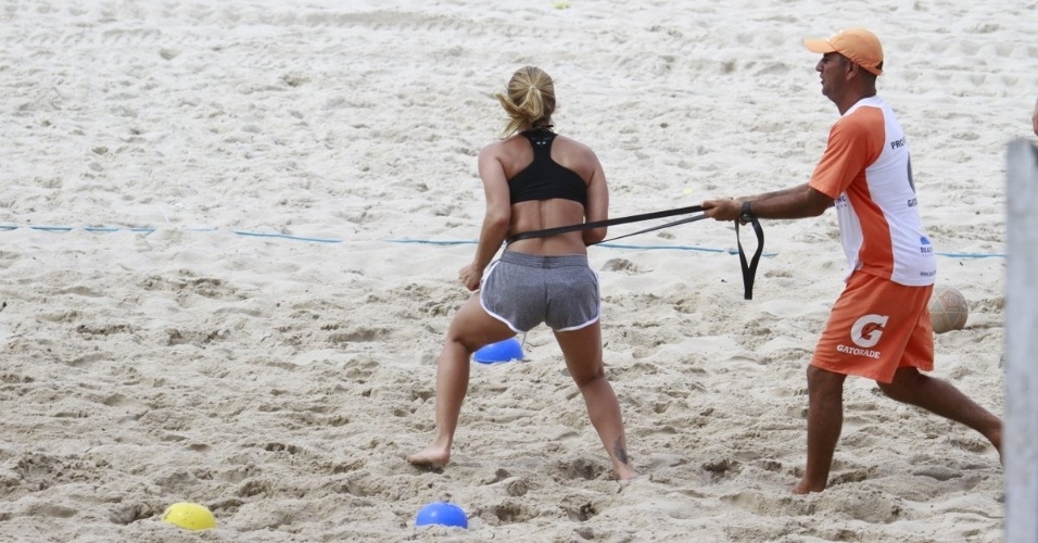 27.fev.2013 - A atriz Priscila Fantin exibe boa forma durante treino aeróbico na praia da Barra, na zona oeste do Rio de Janeiro