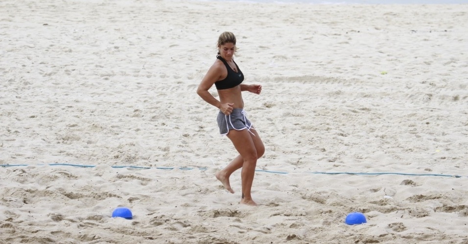 27.fev.2013 - A atriz Priscila Fantin faz treino aeróbico na praia da Barra, na zona oeste do Rio de Janeiro