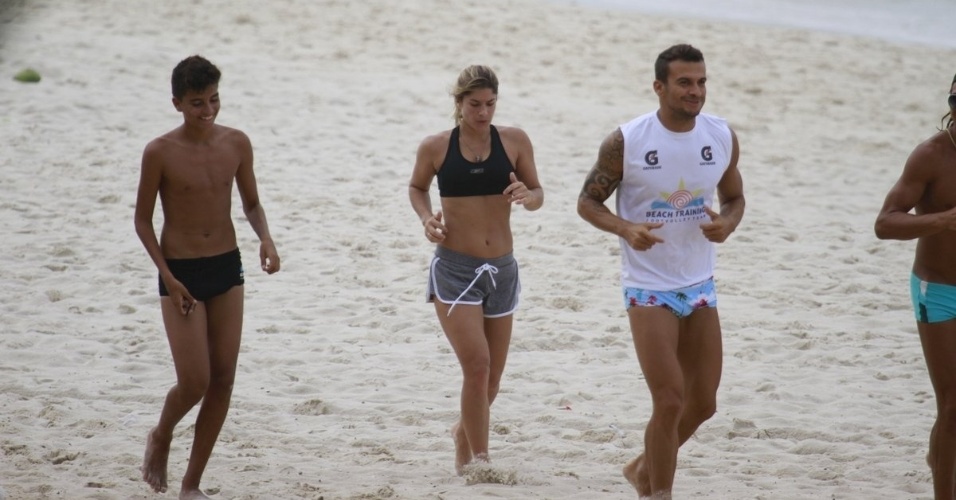 27.fev.2013 - A atriz Priscila Fantin faz treino aeróbico na praia da Barra, na zona oeste do Rio de Janeiro