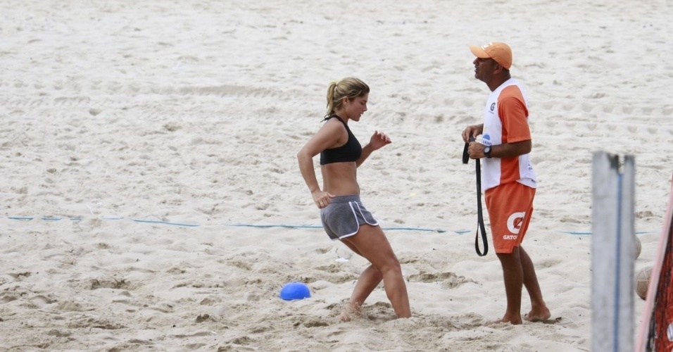 27.fev.2013 - A atriz Priscila Fantin participa de treino aeróbico na praia da Barra, na zona oeste do Rio de Janeiro