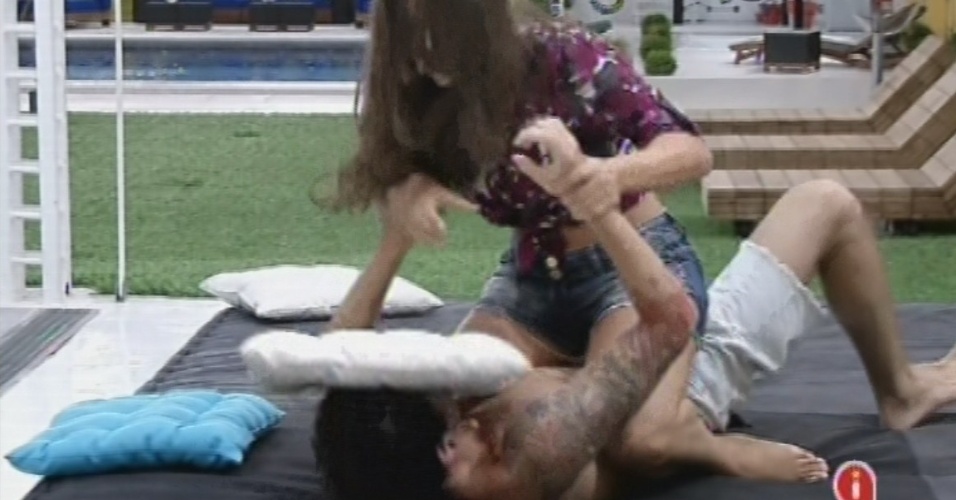27.fev.2013 - Andressa e Nasser brincam de luta no futon da área externa da casa