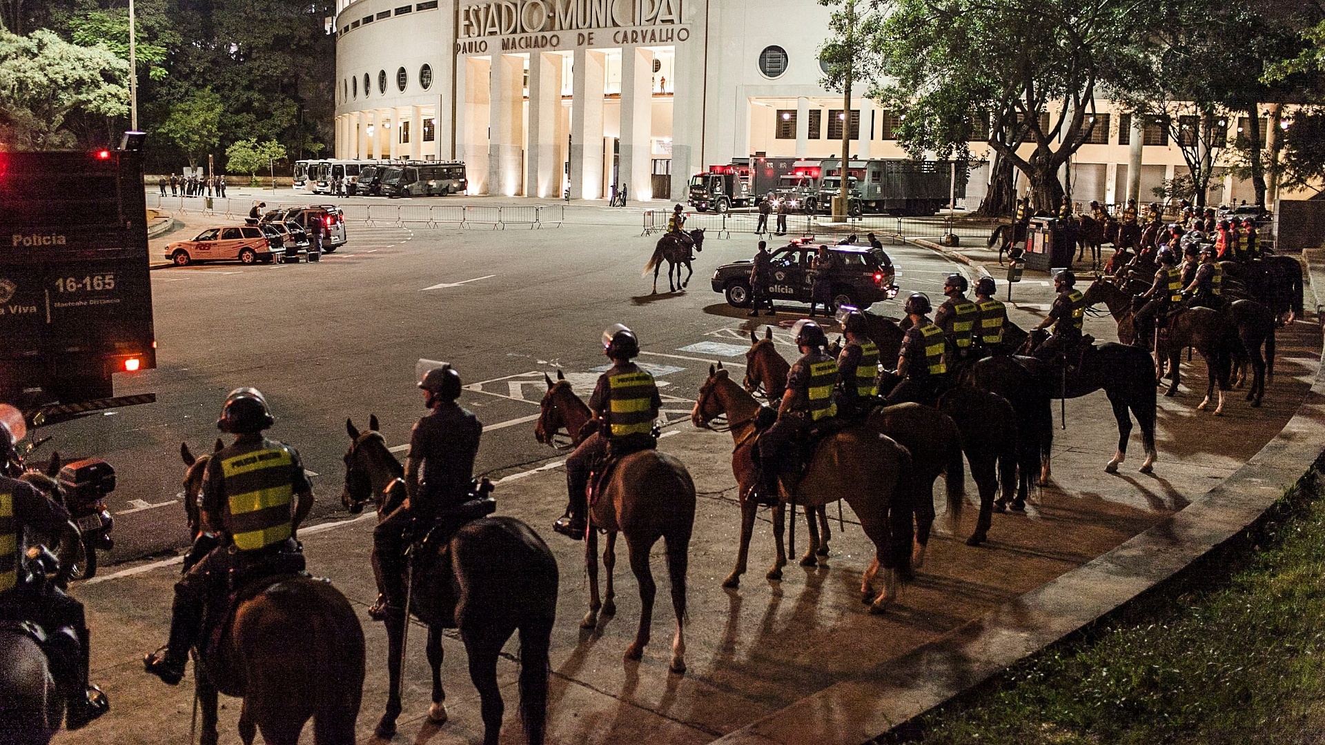 27.fev.2013 - Apesar da ausência da torcida, policiais estão nos arredores do Pacaembu para jogo entre Corinthians e Millonarios - Leonardo Soares/UOL