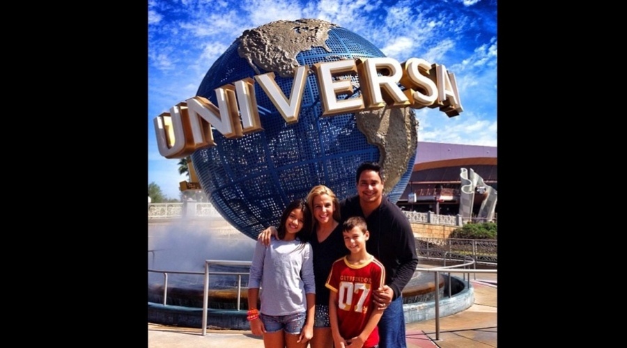 27.fev.2013 - Carla Perez e Xanddy curtiram férias em um parque na Flórida, Estados Unidos, acompanhados dos filhos, Camilly Victoria e  Victor Alexandre