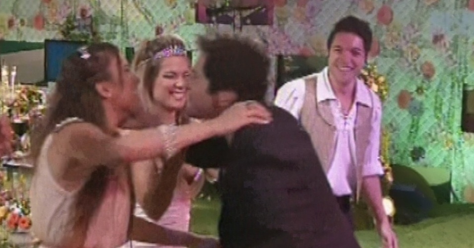 27.fev.2013 - Daniel cumprimenta Kamilla e Fani ao se apresentar na festa Flores