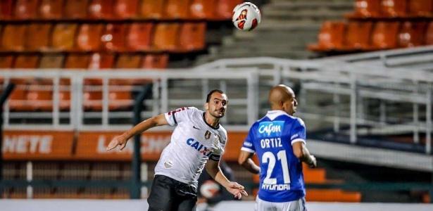 Danilo ajeita bola de cabeça na partida entre Corinthians e Millonarios no Pacaembu - Leandro Moraes/UOL