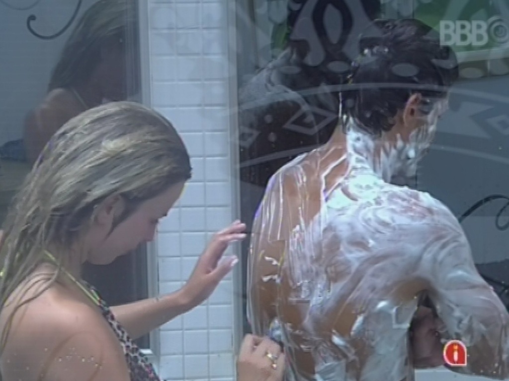 27.fev.2013 - Fernanda depila costras de André durante banho no quarto do líder