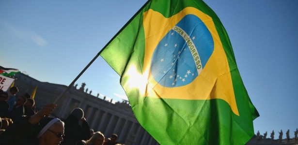 Freira agita bandeira do Brasil na praça São Pedro, no Vaticano, em Roma - Gabriel Bouys/AFP