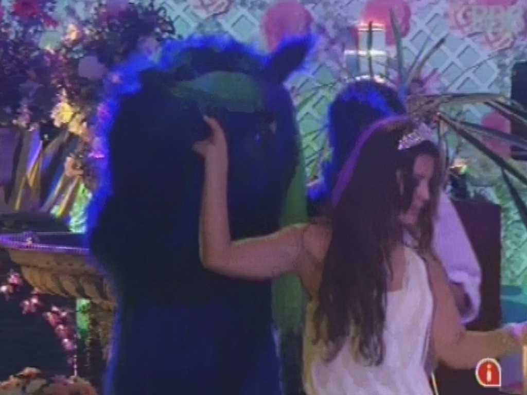 27.fev.2013 - Gato azul chega na festa Flores e Andressa o puxa para a pista de dança
