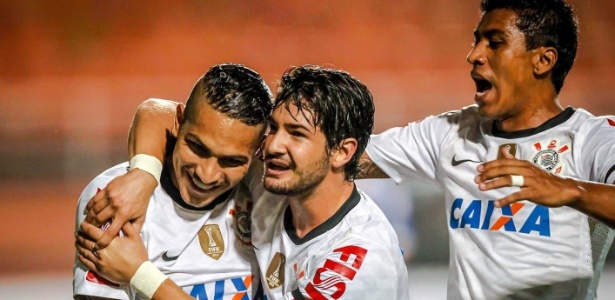 Guerrero e Pato em ação pelo Corinthians; ambos estão com suas seleções, mas podem ficar no banco - Leandro Moraes/UOL