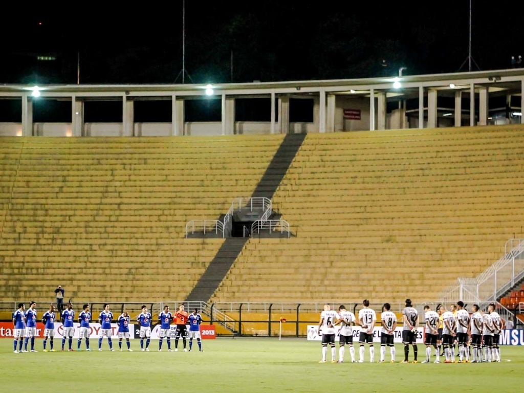 27.fev.2013 - Jogadores do Corinthians e Millonarios respeitam um minuto de silêncio em homenagem a Kevin Espada, que morreu no jogo entre San Jose e Corinthians na última semana - Leandro Moraes/UOL