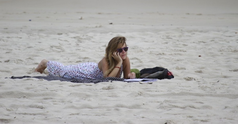 27.fev.2013 - Juliana Didone curtiu a praia da Barra da Tijuca, localizada na zona oeste do Rio. A atriz que está no filme "Colegas", aproveitou para ler e relaxar na areia