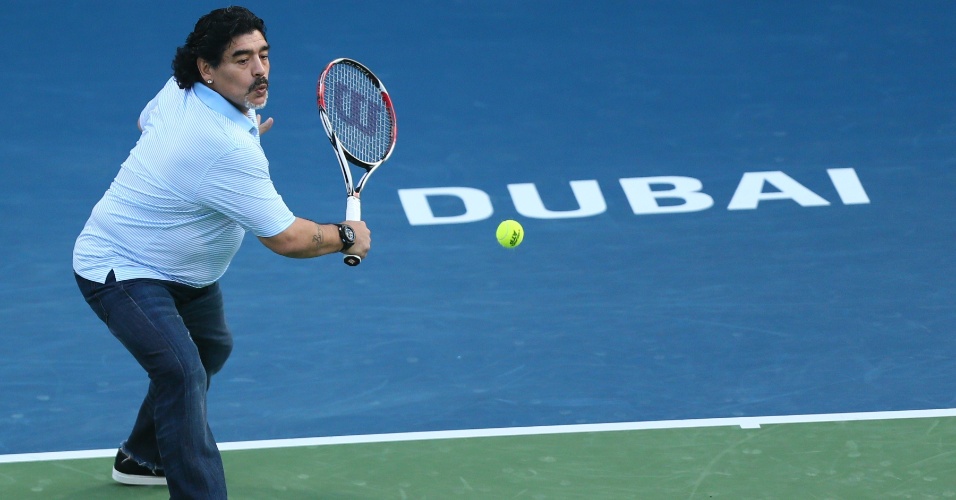 27.fev.2013 - Maradona joga tênis com o argentino Juan Martín Del Potro durante o Torneio de Dubai, nos Emirados Árabes Unidos