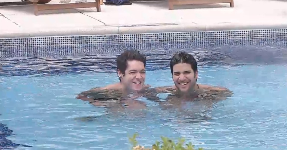 27.fev.2013 - Marcelo e Nasser passam tempo juntos na piscina