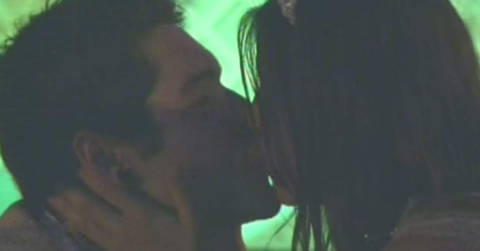 27.fev.2013 - Nasser e Andressa trocam beijos durante a festa Flores