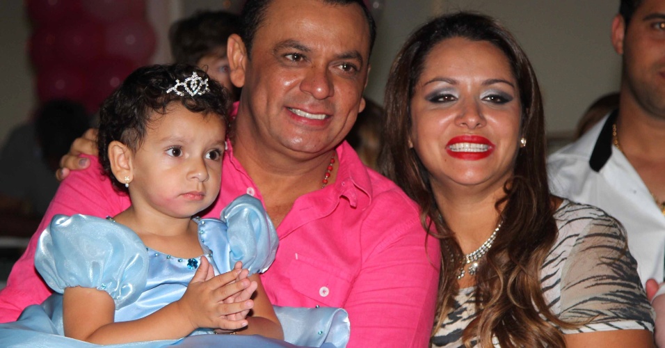 27.fev.2013 - O cantor Frank Aguiar comemora junto da mulher Aline o segundo aniversário da filha, Valentina, em bufê de São Paulo