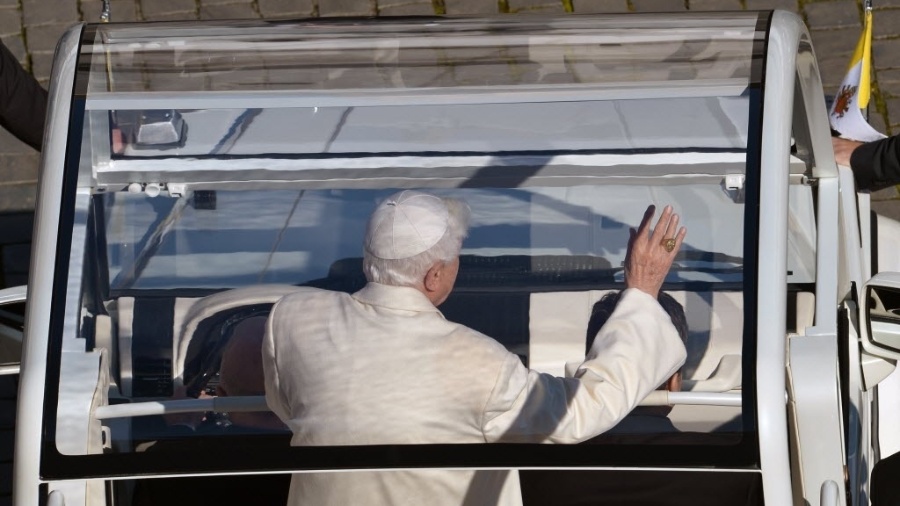 27.fev.2013 - Papa Bento 16 acena para fiéis ao chegar na praça São Pedro, no Vaticano, onde fará seu último sermão como líder da Igreja Católica - Alberto Pizzoli/AFP