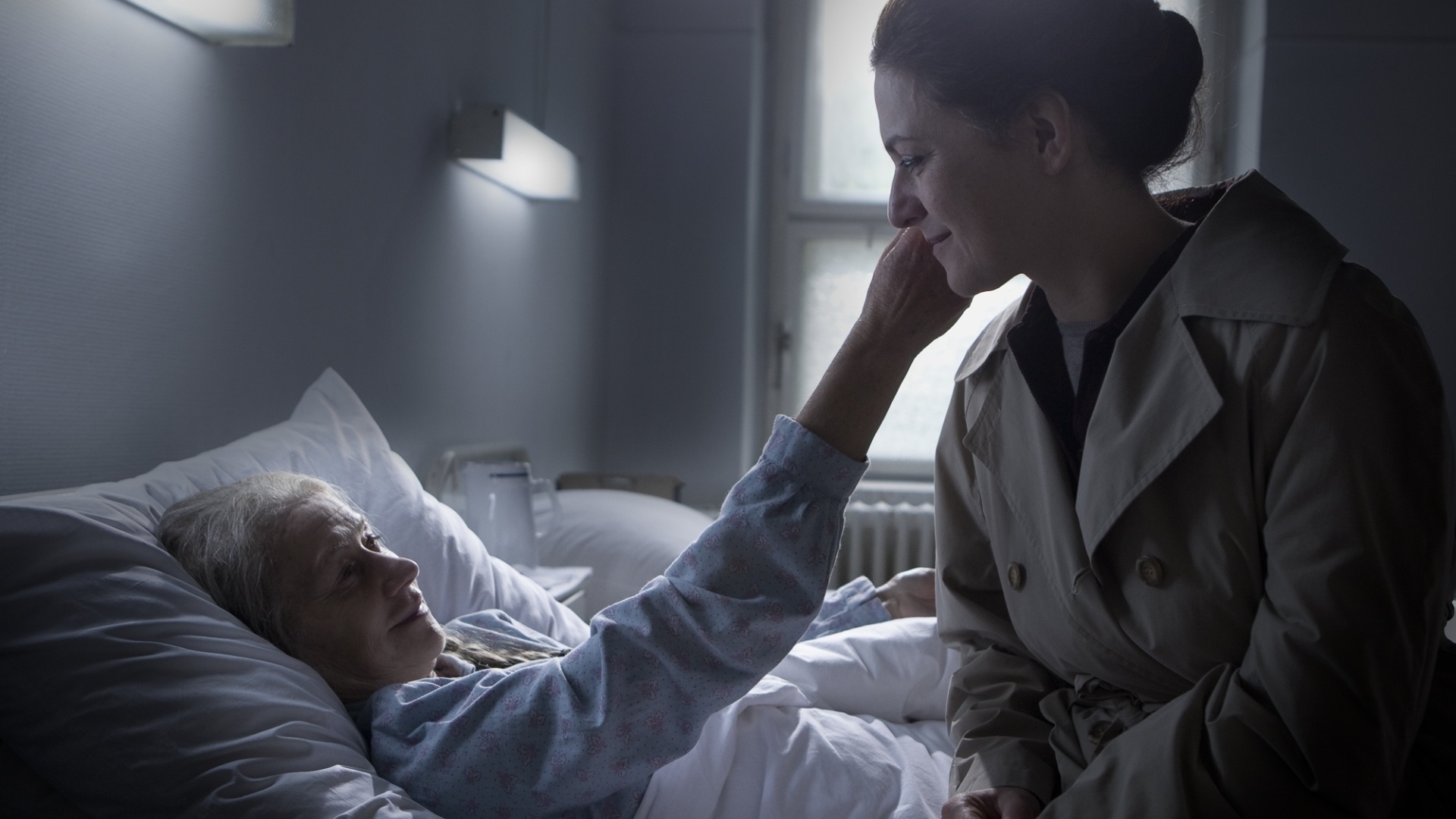 Cena do filme "Atrás da Porta", dirigido por István Szabó. Com Helen Mirren no elenco, o longa mostra o relacionamento da escritora em ascensão Magda e a governanta Emerenc. A trama se passa na Hungria pós-Segunda Guerra Mundial, ainda sob efeitos da devastação causada pelo conflito bélico - Divulgação / Europa Filmes