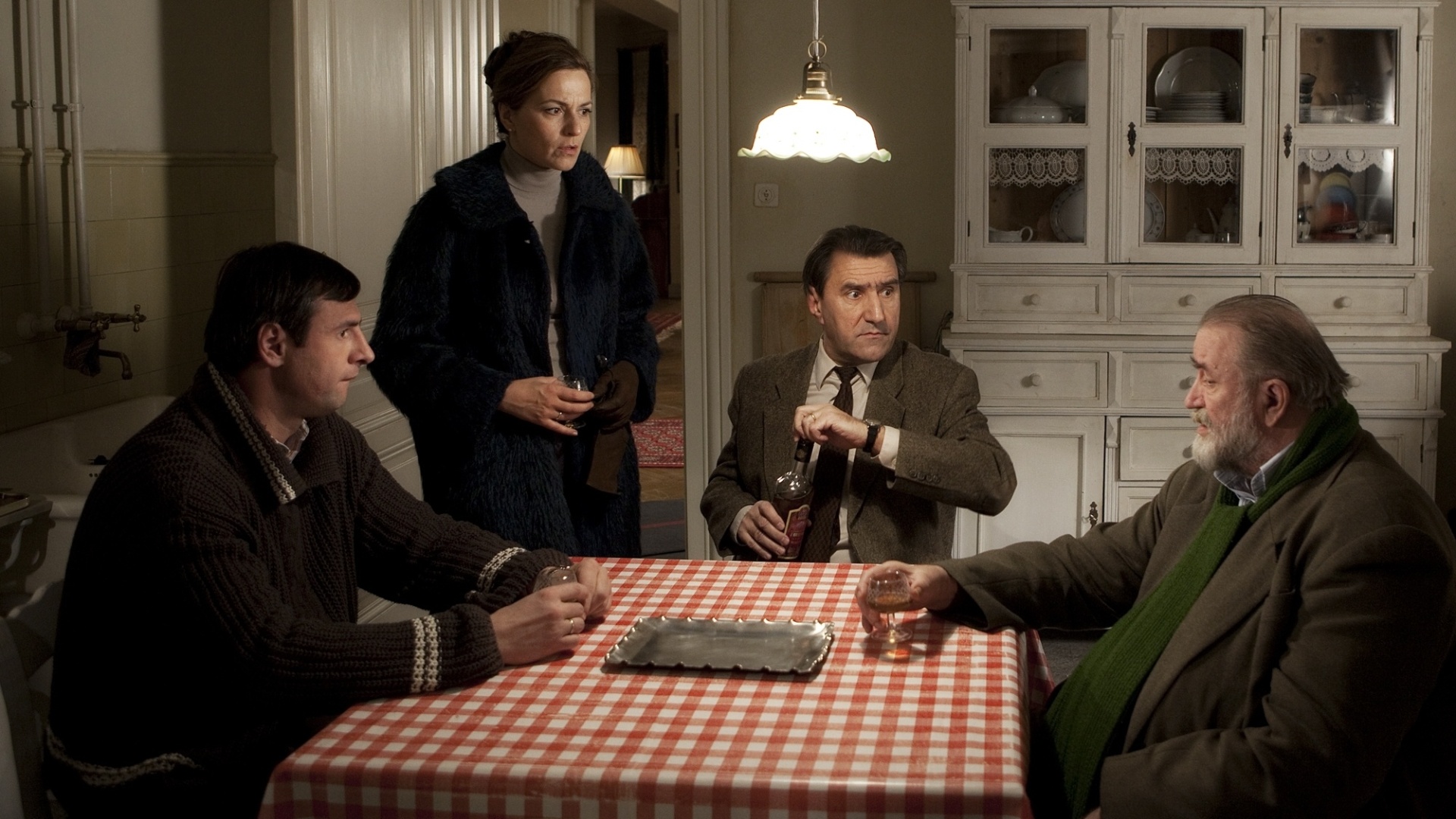 Cena do filme "Atrás da Porta", dirigido por István Szabó. Com Helen Mirren no elenco, o longa mostra o relacionamento da escritora em ascensão Magda e a governanta Emerenc. A trama se passa na Hungria pós-Segunda Guerra Mundial, ainda sob efeitos da devastação causada pelo conflito bélico - Divulgação / Europa Filmes