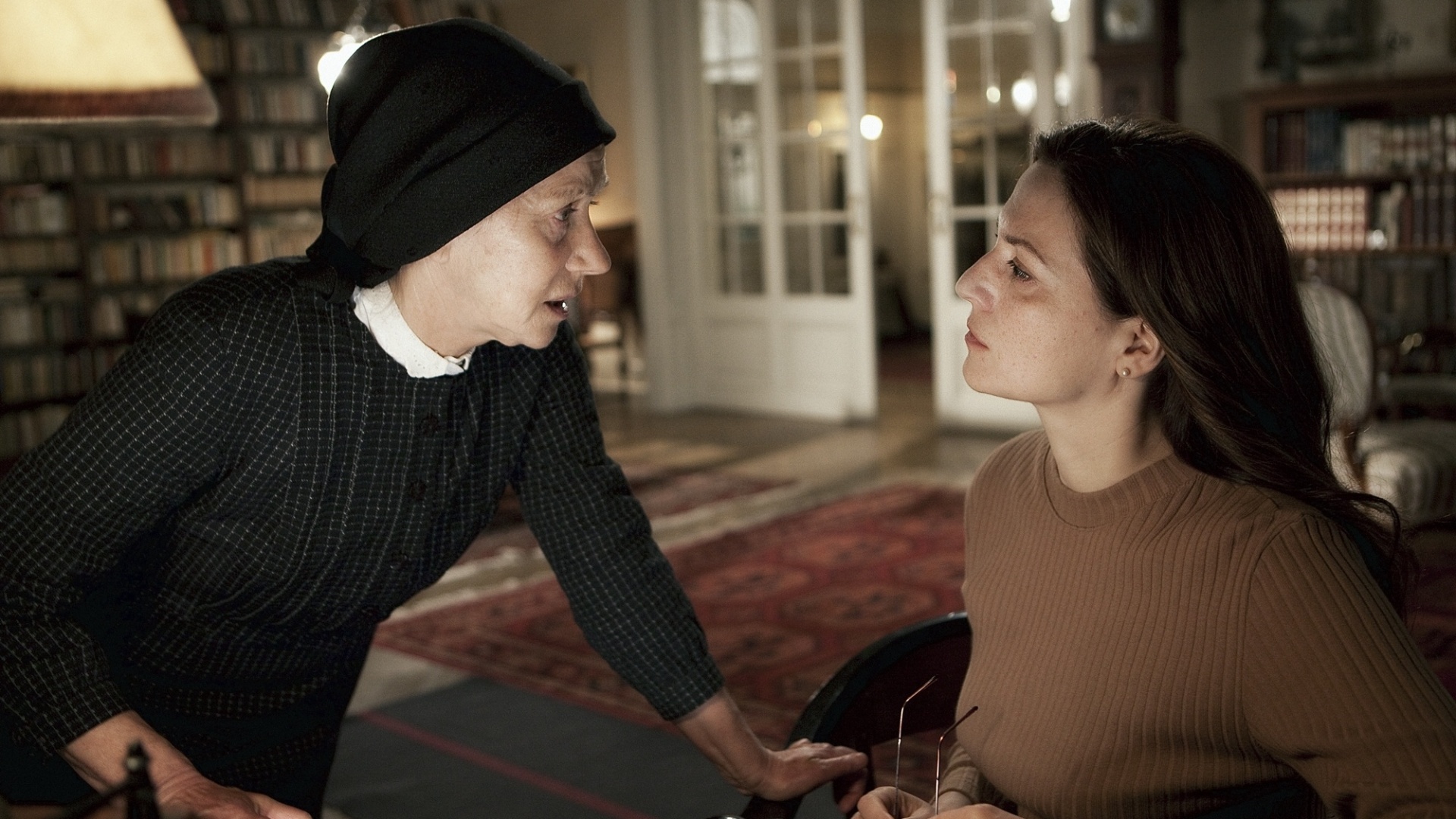 Cena do filme "Atrás da Porta", dirigido por István Szabó. Com Helen Mirren no elenco, o longa mostra o relacionamento da escritora em ascensão Magda e a governanta Emerenc. A trama se passa na Hungria pós-Segunda Guerra Mundial, ainda sob efeitos da devastação causada pelo conflito bélico - Divulgação / Europa Filmes