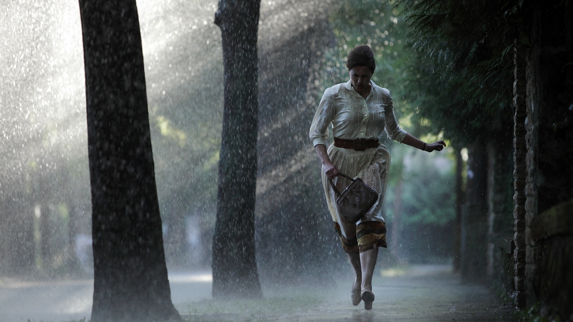 Cena do filme "Atrás da Porta", dirigido por István Szabó. Com Helen Mirren no elenco, o longa mostra o relacionamento da escritora em ascensão Magda e a governanta Emerenc. A trama se passa na Hungria pós-Segunda Guerra Mundial, ainda sob efeitos da devastação causada pelo conflito bélico - Divulgação / Europa Filmes
