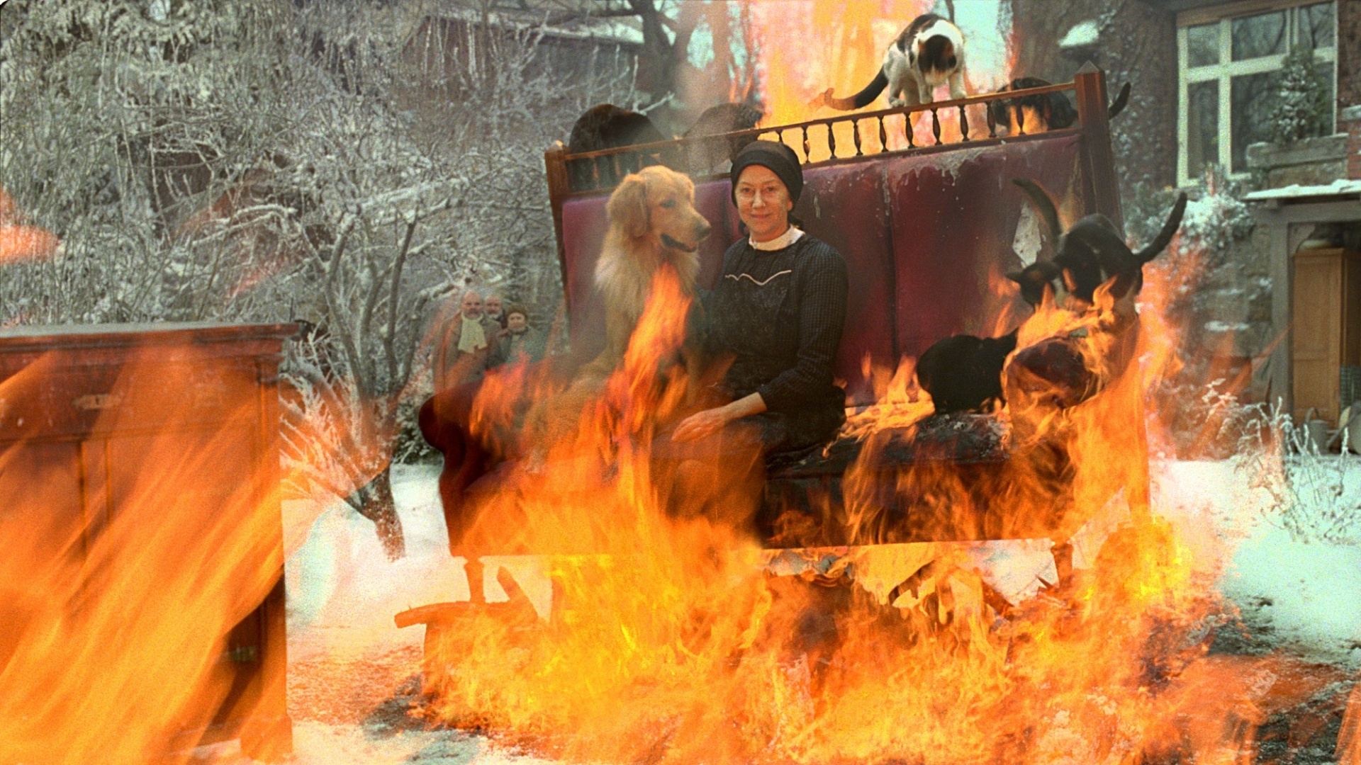 Cena do filme "Atrás da Porta", dirigido por István Szabó. Com Helen Mirren no elenco, o longa mostra o relacionamento da escritora em ascensão Magda e a governanta Emerenc. A trama se passa na Hungria pós-Segunda Guerra Mundial, ainda sob efeitos da devastação causada pelo conflito bélico - Divulgação / Europa Filmes